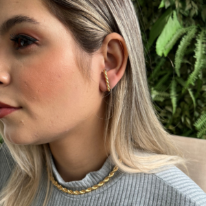 Brinco ear hook torcido banhado em ouro 18k - Imagem 2