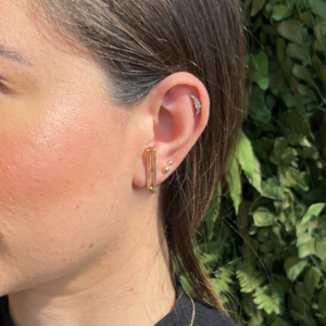 Brinco ear hook liso reto banhado em ouro 18k - Imagem 2