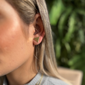 Brinco triângulo 10mm banhado em ouro 18k - Imagem 2