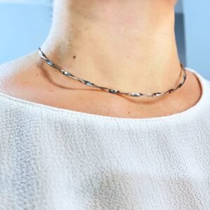 Colar Aro Torcido Banhado Em Ródio Branco feminino da loja Padine